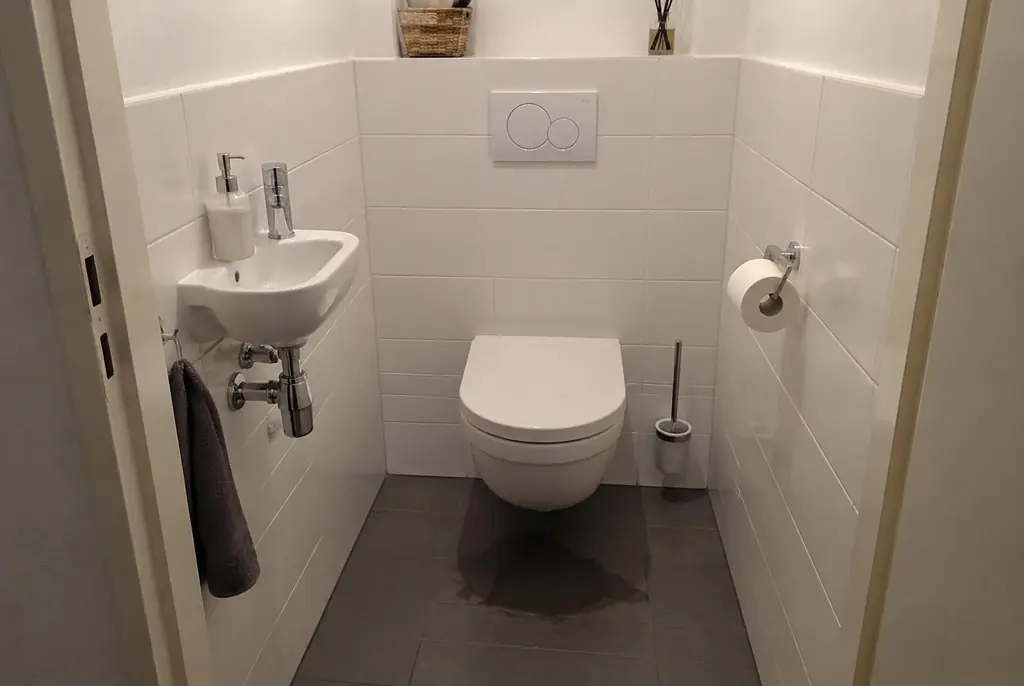 Lekdetectie Almere – natte vloer bij een toilet