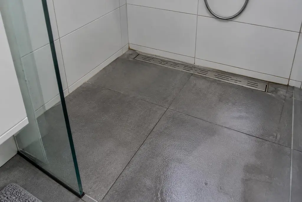 Lekdetectie Almere – lekkende inloopdouche met natte voegen