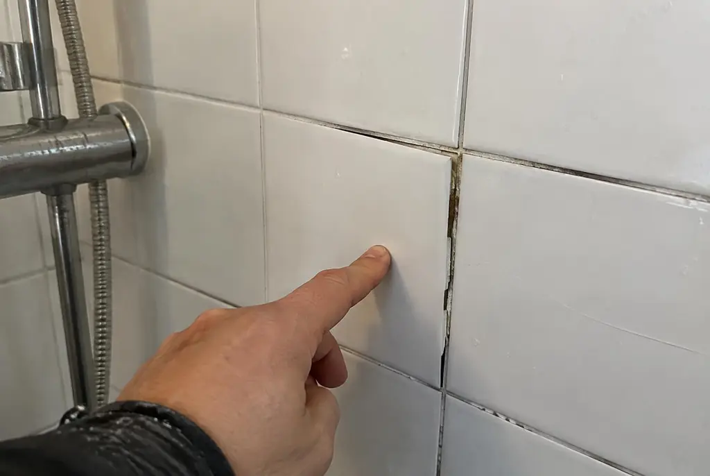 Lekdetectie Almere – losse, holle badkamertegels door een lekkage