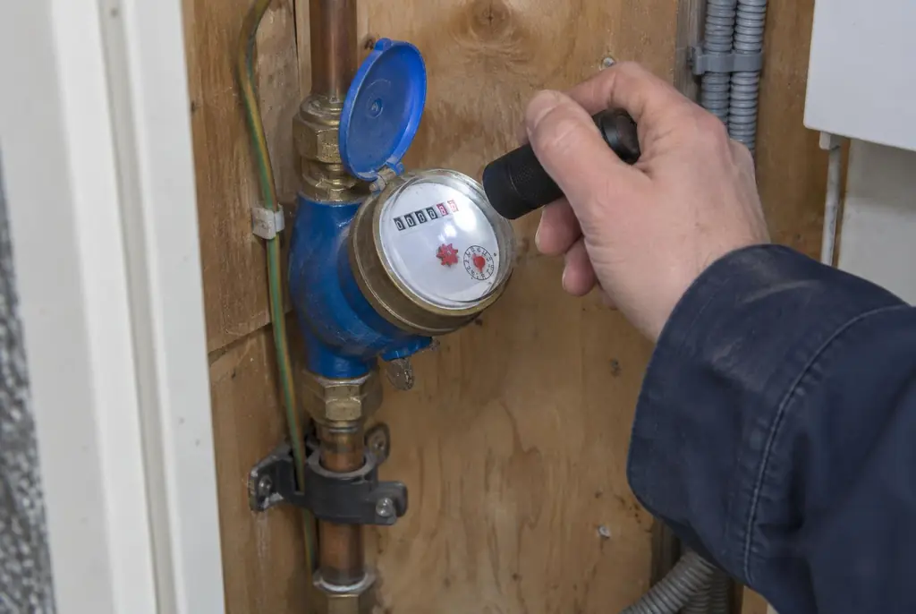 Lekdetectie Almere – watermeter in de meterkast controleren met een zaklamp